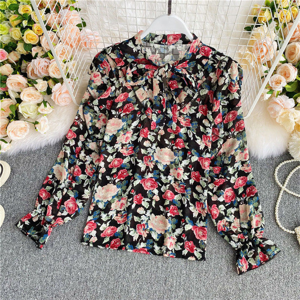 Virágmintás női ing gallérján szalaggal