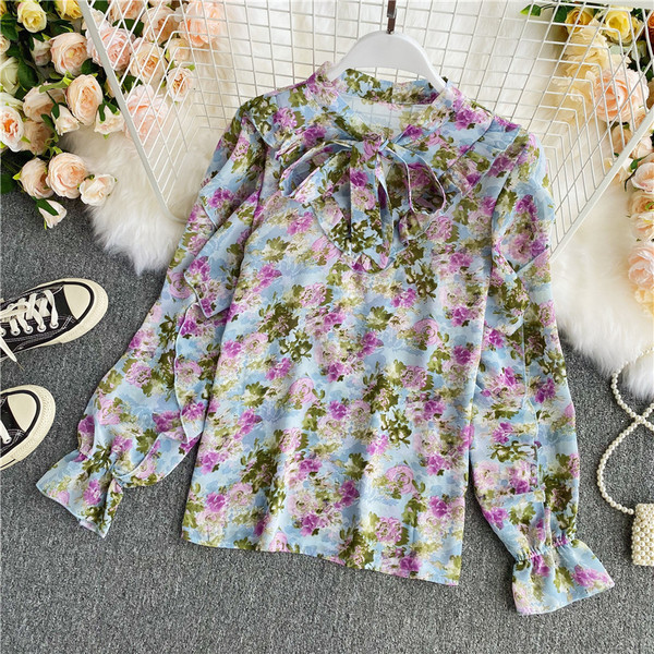 Virágmintás női ing gallérján szalaggal