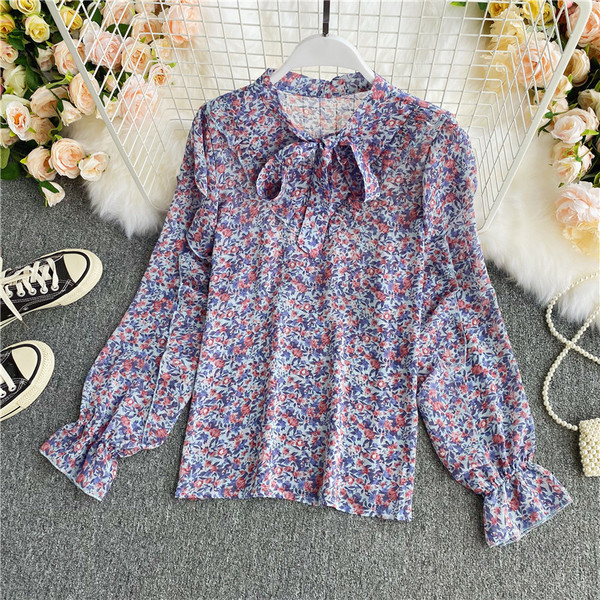 Virágmintás női ing gallérján szalaggal