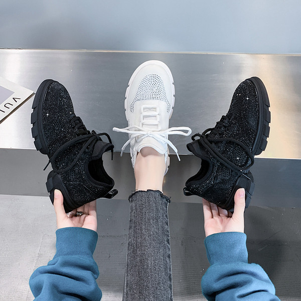 Modern női tornacipő fűzővel és kövekkel