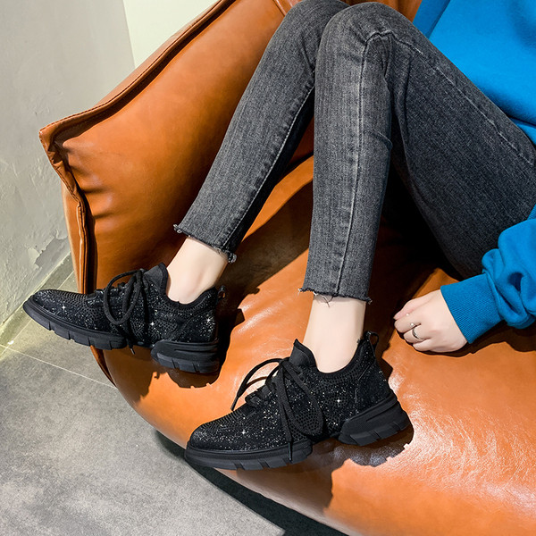 Modern női tornacipő fűzővel és kövekkel