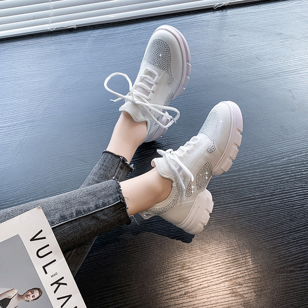 Modern női tornacipő fűzővel és kövekkel