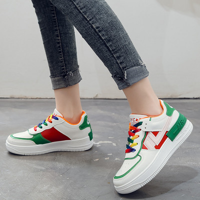 Casual γυναικεία αθλητικά παπούτσια με πολύχρωμα κορδόνια και επίπεδη σόλα