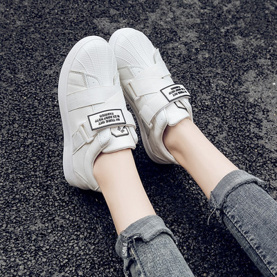 Casual γυναικεία αθλητικά παπούτσια με έμβλημα και επίπεδη σόλα