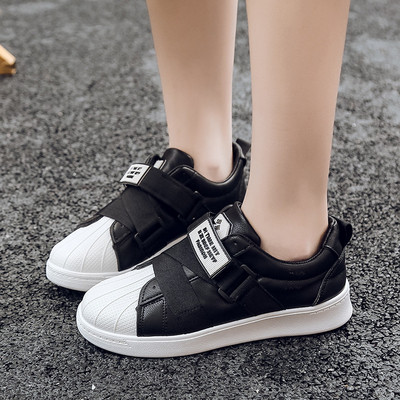 Casual γυναικεία αθλητικά παπούτσια με έμβλημα και επίπεδη σόλα