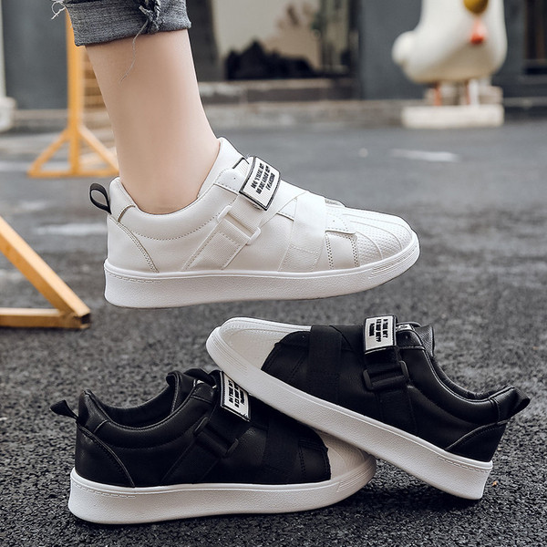 Casual γυναικεία αθλητικά παπούτσια με έμβλημα και επίπεδη σόλα