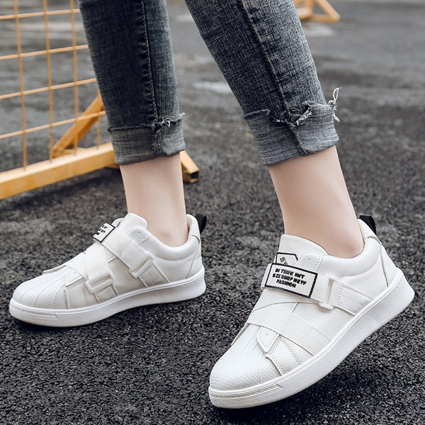 Casual γυναικεία αθλητικά παπούτσια με έμβλημα και επίπεδη σόλα