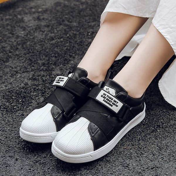 Casual γυναικεία αθλητικά παπούτσια με έμβλημα και επίπεδη σόλα