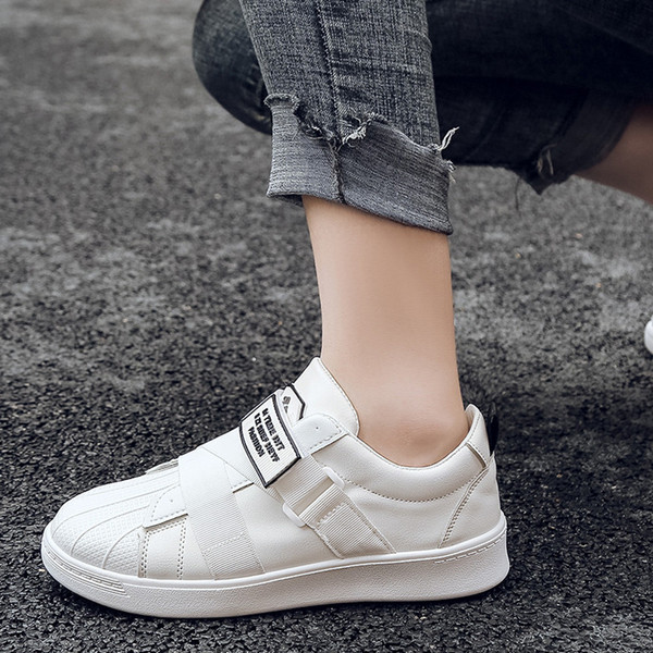 Casual γυναικεία αθλητικά παπούτσια με έμβλημα και επίπεδη σόλα