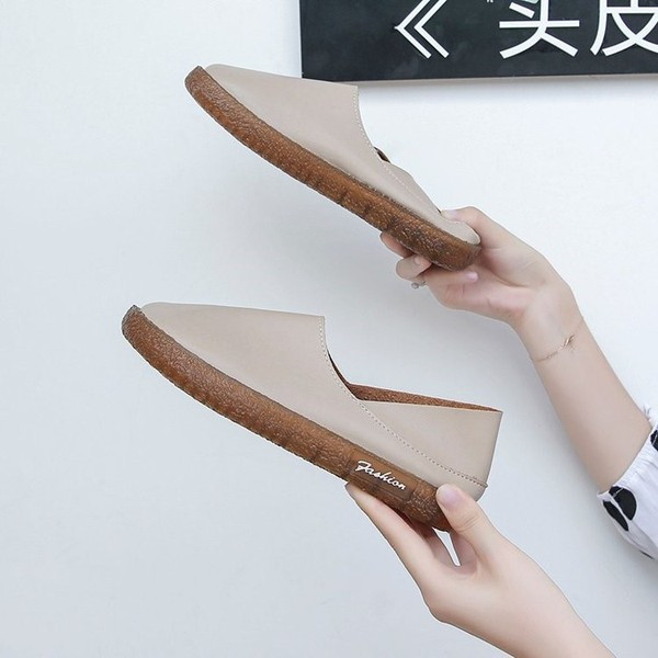 Lapos talpú női bőrcipő