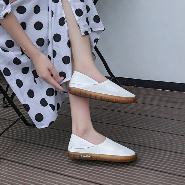 Lapos talpú női bőrcipő