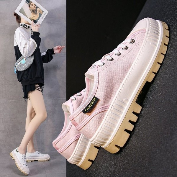 Új, durva talpú női tornacipő modell