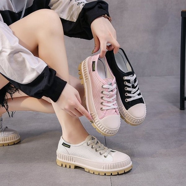 Új, durva talpú női tornacipő modell