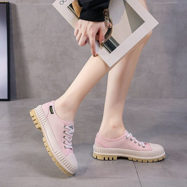 Új, durva talpú női tornacipő modell