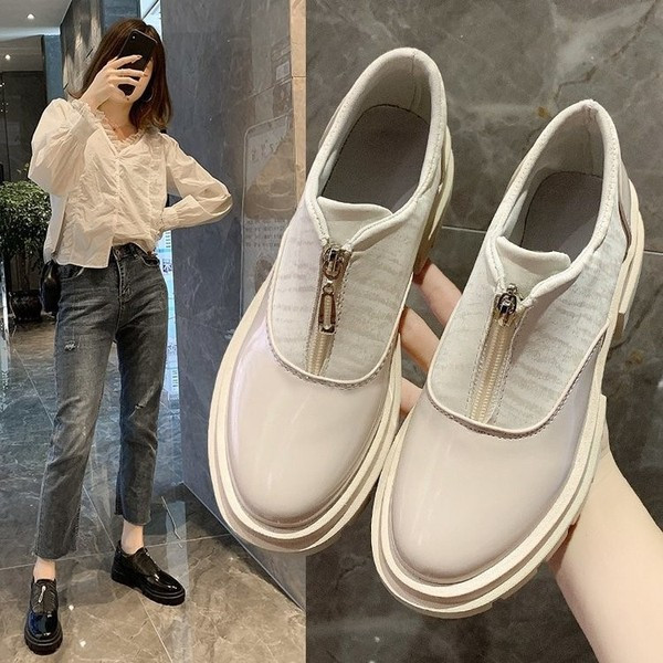 Női cipő cipzárral hegyes modellel