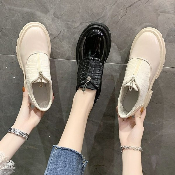 Női cipő cipzárral hegyes modellel