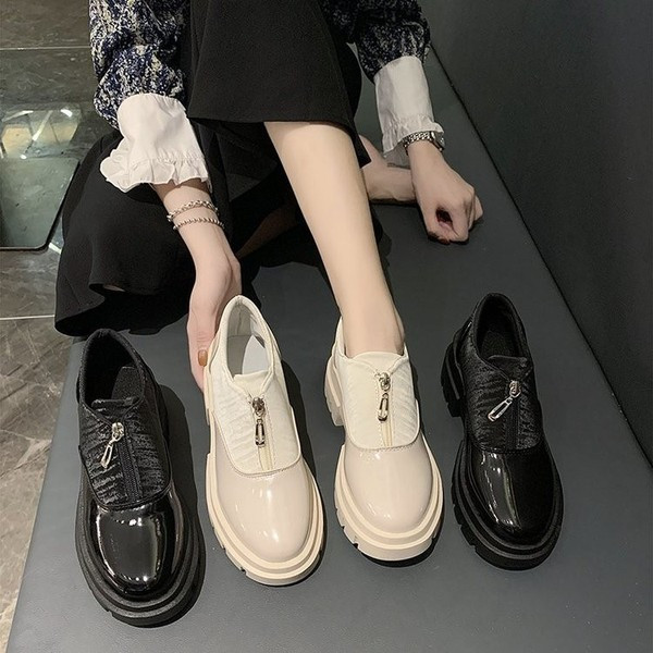 Női cipő cipzárral hegyes modellel