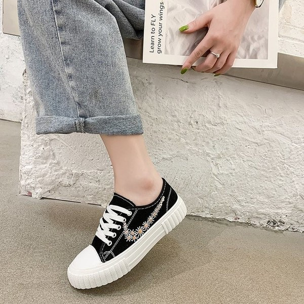 Naiste vabaaja tossud värvilise tikandiga