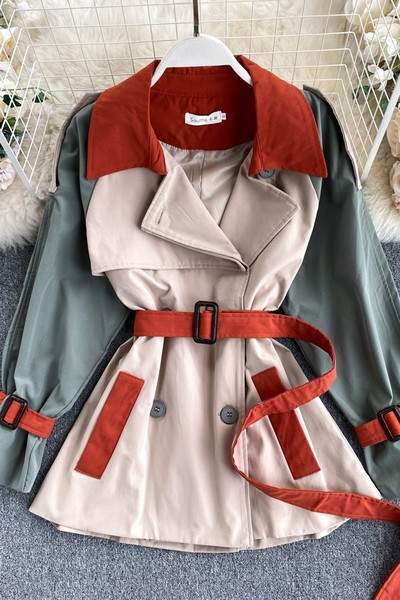 Őszi női kabát zsebekkel és derékövvel