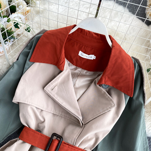 Őszi női kabát zsebekkel és derékövvel