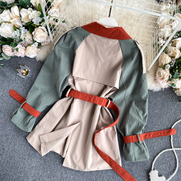 Őszi női kabát zsebekkel és derékövvel