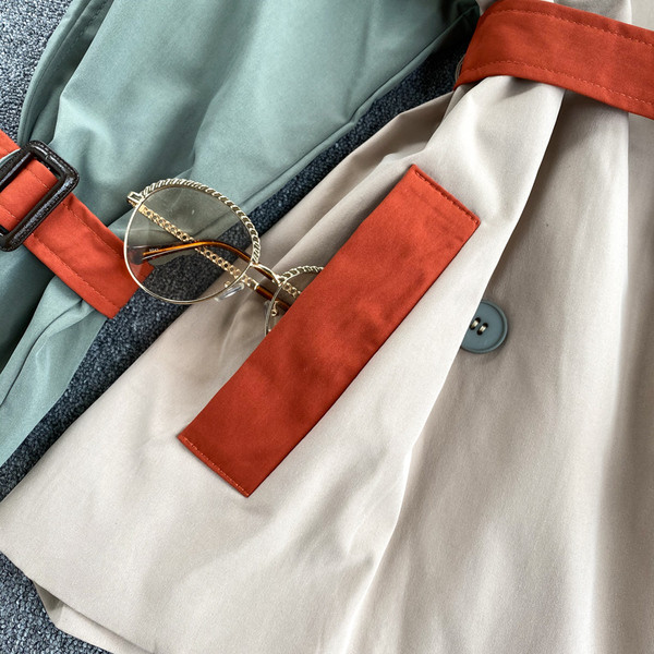 Őszi női kabát zsebekkel és derékövvel