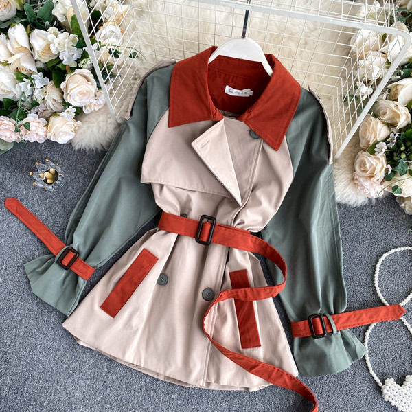 Őszi női kabát zsebekkel és derékövvel