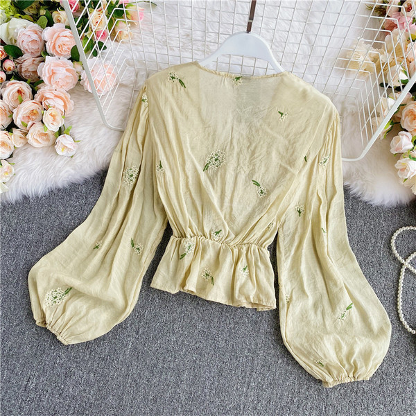 Naiste nööpide ja lillemustriga särk