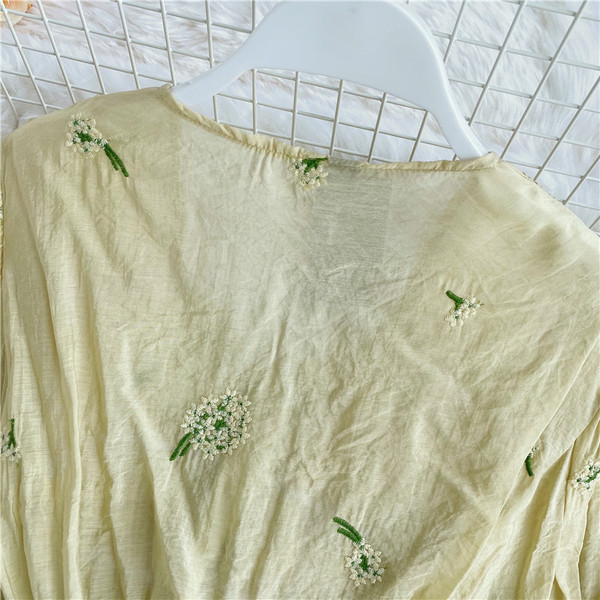 Naiste nööpide ja lillemustriga särk