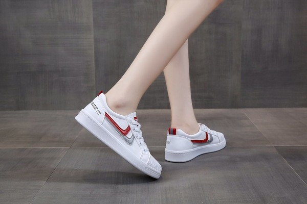 Έκο δερμάτινα αθλητικά παπούτσια με επίπεδη σόλα