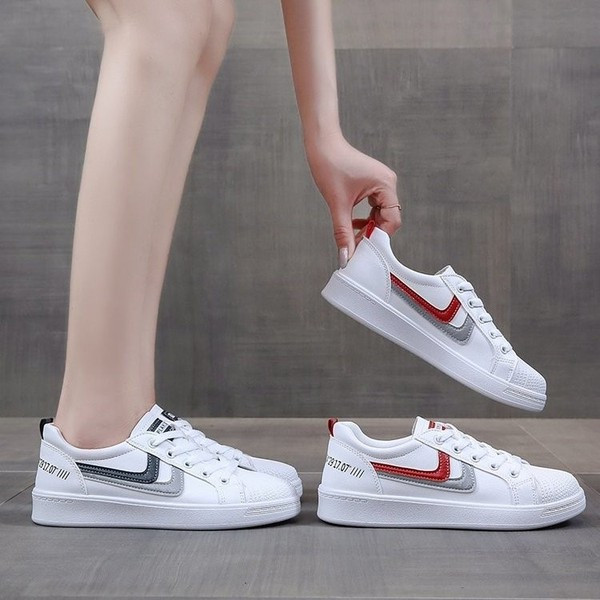 Έκο δερμάτινα αθλητικά παπούτσια με επίπεδη σόλα