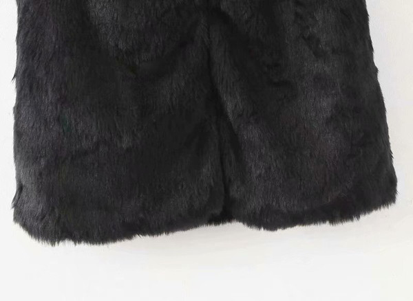 Női pehelymellény új modellje V-nyakkal