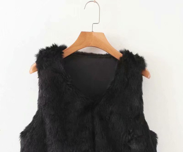 Női pehelymellény új modellje V-nyakkal