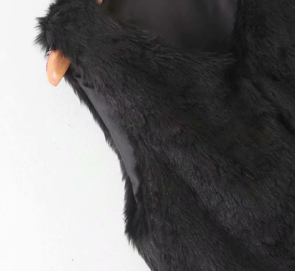 Női pehelymellény új modellje V-nyakkal