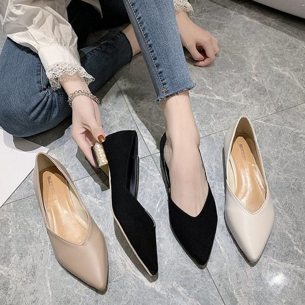 Madalate kontsadega naiste kingade teritatud mudel