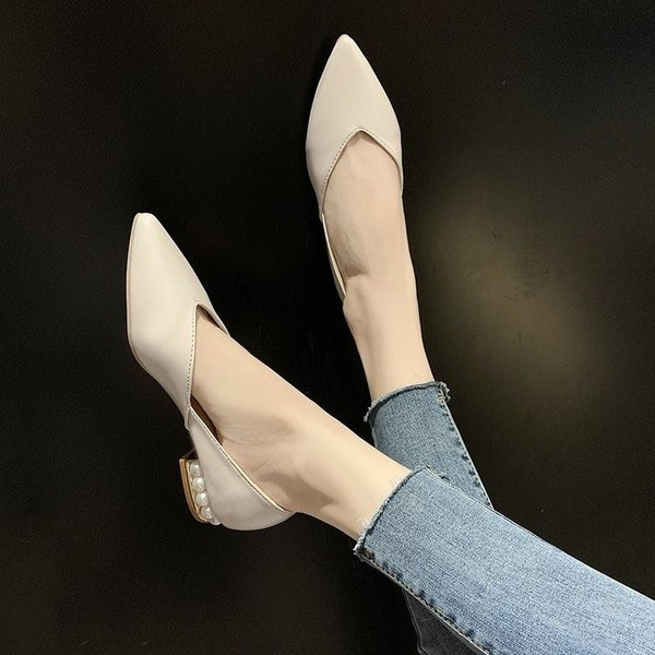 Madalate kontsadega naiste kingade teritatud mudel