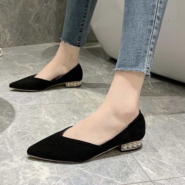 Madalate kontsadega naiste kingade teritatud mudel