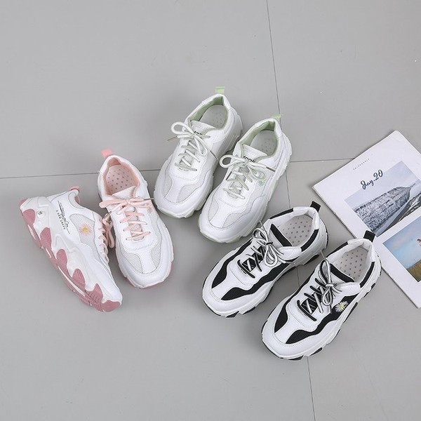 Casual γυναικεία αθλητικά παπούτσια με χρωματιστά κεντήματα