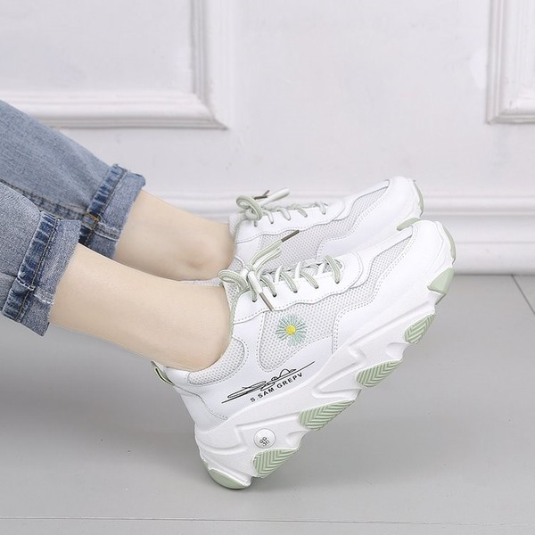 Casual γυναικεία αθλητικά παπούτσια με χρωματιστά κεντήματα