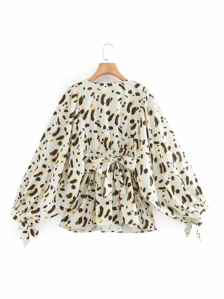 Väljalõigatud V-kaelusega naiste särk