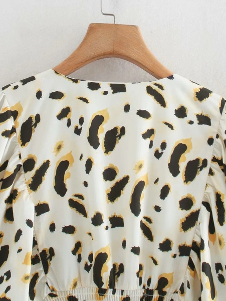 Väljalõigatud V-kaelusega naiste särk