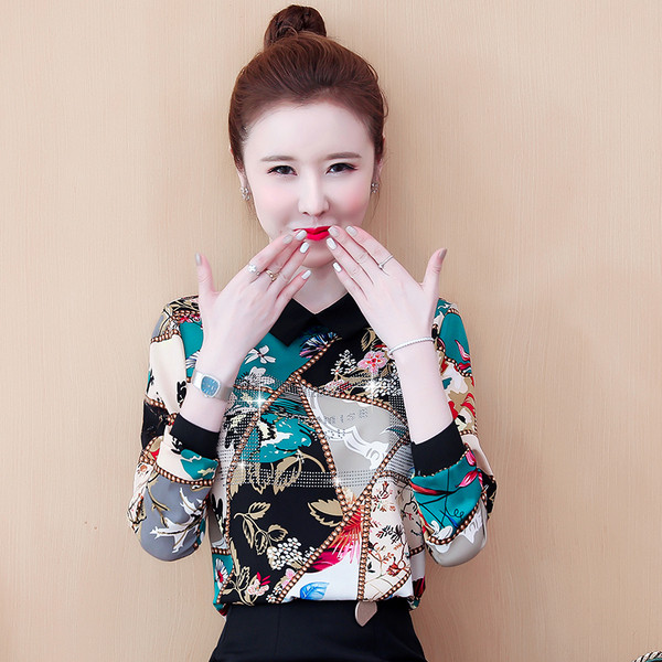 Ümara kaelusega ja pikkade varrukatega vabaaja naiste särk