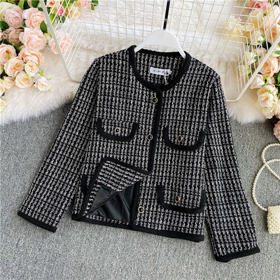 Női kabát gombokkal és ovális nyakkivágással fehér és fekete színben