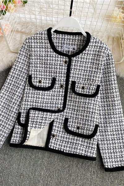 Női kabát gombokkal és ovális nyakkivágással fehér és fekete színben