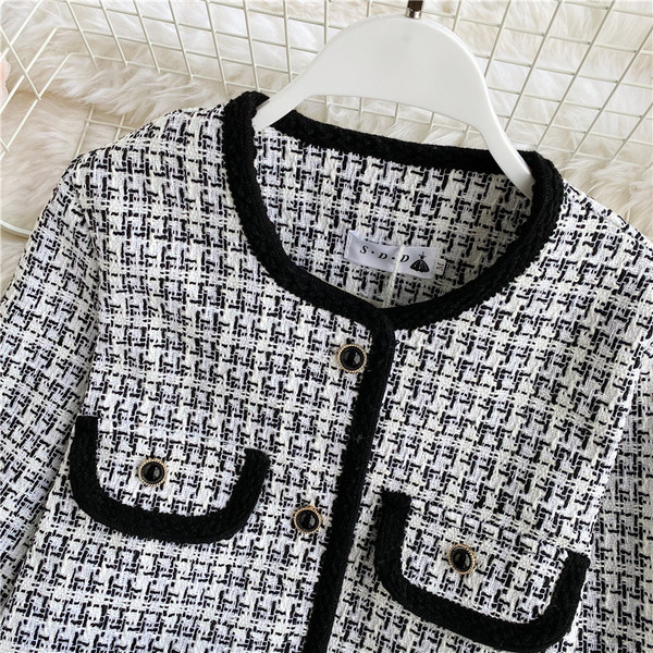 Női kabát gombokkal és ovális nyakkivágással fehér és fekete színben