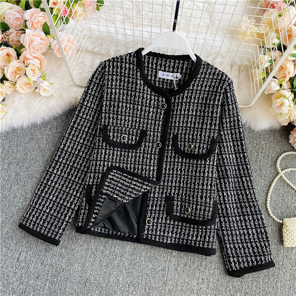 Női kabát gombokkal és ovális nyakkivágással fehér és fekete színben