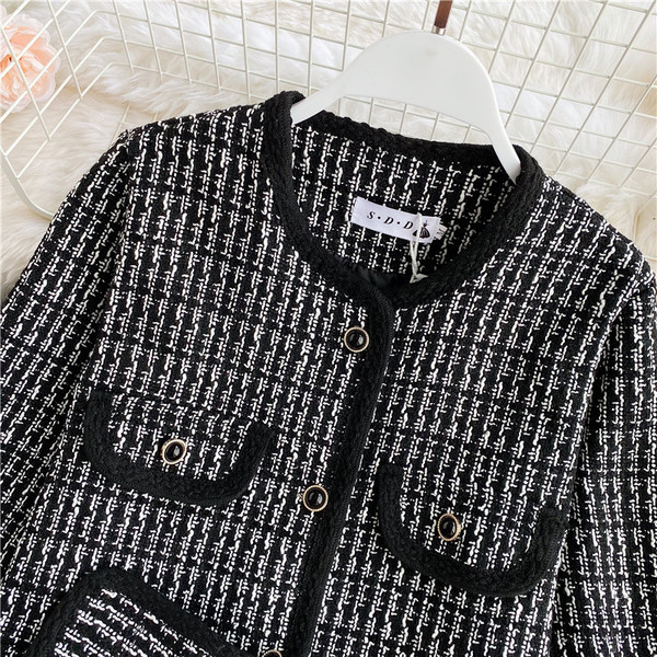 Női kabát gombokkal és ovális nyakkivágással fehér és fekete színben