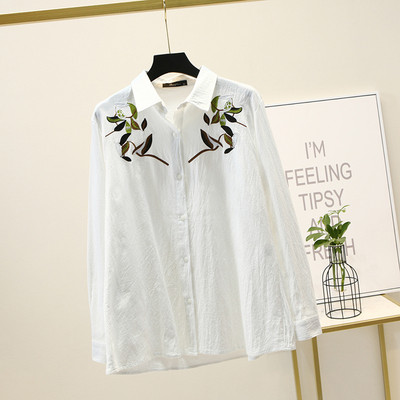 Suures suuruses pikkade varrukate ja tikanditega naiste särk