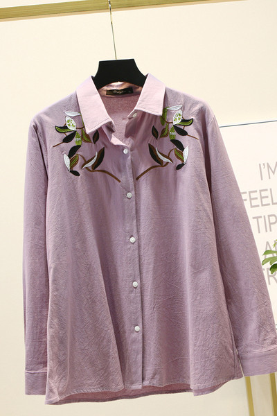 Suures suuruses pikkade varrukate ja tikanditega naiste särk