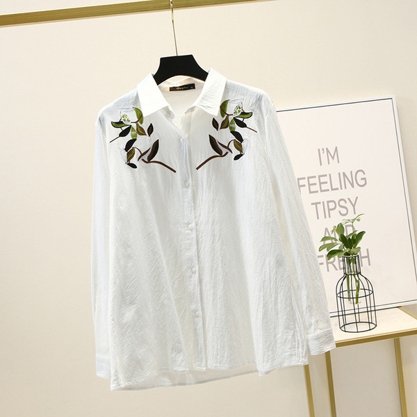 Suures suuruses pikkade varrukate ja tikanditega naiste särk